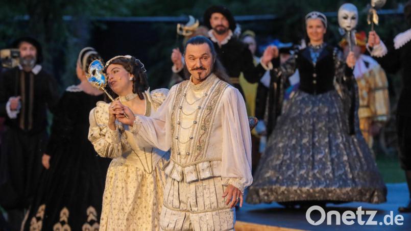 Der Winterkönig beim Maskenball mit seiner Liebsten: Am Donnerstag feierte das Amberger Welttheater die vierte Premiere vom &quot;Herbst des Winterkönigs&quot;. Bild: Wolfgang Steinbacher