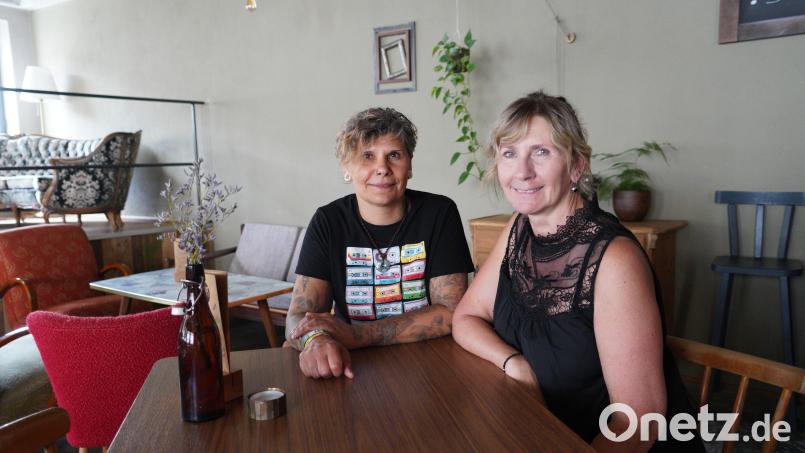 Barbara Udvari (links) und Renate Pressler besprechen die anstehende Vernissage im Kulturcafé Kemnath. Bild: kaz