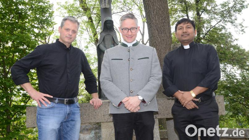 Der Abschied von Pater John Gali (rechts) und die Übernahme seiner Aufgaben durch Pater Thomas Mühlberger (links) ist nahtlos verlaufen. Stadtpfarrer Adam Karolczak (Mitte) zeigte sich darüber sehr erfreut, zugleich aber auch, dass mit Ruhestandspfarrer Wolfgang Häupl und dessen Einzug ins Pfarrhaus Waidhaus eine weitere personelle Verstärkung kommt. Bild: bey