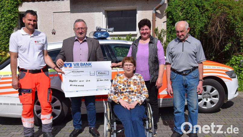 Den Spendenscheck über 1000 Euro überreichen die Landfrauen aus dem Gemeindebereich Hohenburg den Ersthelfern vor Ort der Gruppe Hirschwald (von links): Benjamin Wood, Hans Seitz, Edeltraud Seitz, Margarete Schießl und Georg Reis. Bild: bö