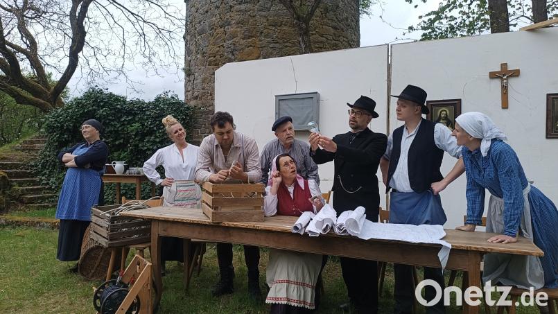 Die Proben für das Stück &quot;s&#039;Elädrische&quot; laufen auf Hochtouren. Premiere feiert die Laienspielschar Windischeschenbach am Samstag, 22. Juni, auf der Freilichtbühne auf der Burg Neuhaus. Bild: szl