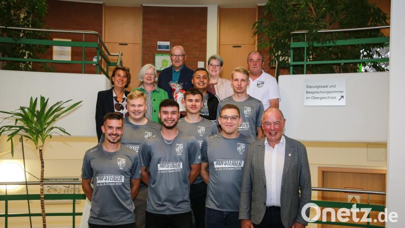 Die Zweite Mannschaft des TSV Kümmersbruck steigt das erste Mal in der Vereinsgeschichte auf. Diesen Erfolg würdigt Bürgermeister Roland Strehl (vorn, rechts) mit einem Empfang im Rathaus. Bild: egl