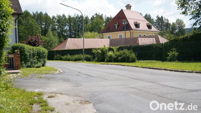 Die Ortsdurchfahrt von Schönreuth wird von Grund auf saniert. Die Arbeiten sollen etwa zu Beginn der Sommerferien starten. Bild: kaz