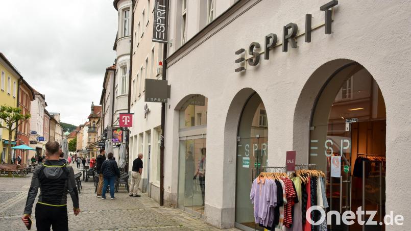 Auch die Esprit-Filiale in Amberg ist von der Insolvenz des Konzerns betroffen. Wie es weitergeht, ist unklar. Bild: Stephan Huber