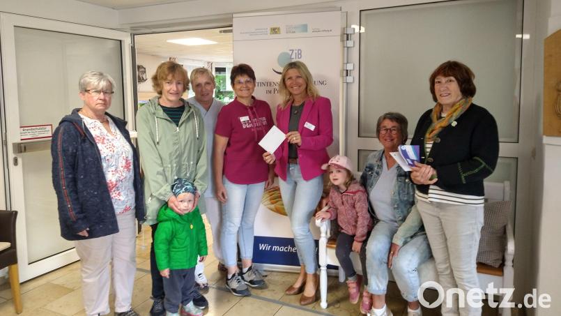Der Katholische Frauenbund bringt eine Spende ins Caritas-Haus St. Barbara: (von links) Marianne Trettenbach, Evi Rauch, Gabi Eckl, Inge Neiswirth, Heimleiterin Marina Fink, Erika Beer und Johanna Lang. Bild:  Evi Rauch/exb