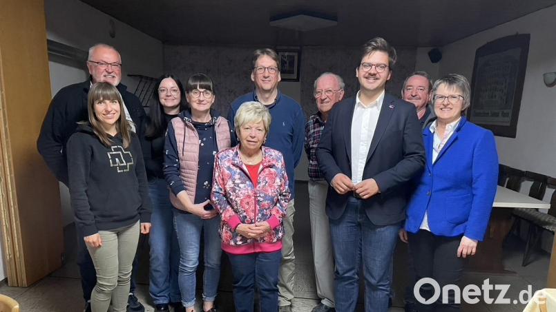 Andrea Bertelshofer (Vierte von links) führt den SPD-Ortsverband weiter mit Stellvertreterin Daniela Fuhrmann (rechts) Die SPD-Frauen leitet Traudl Ucles (vorne, Mitte) Bild: Daniela Fuhrmann