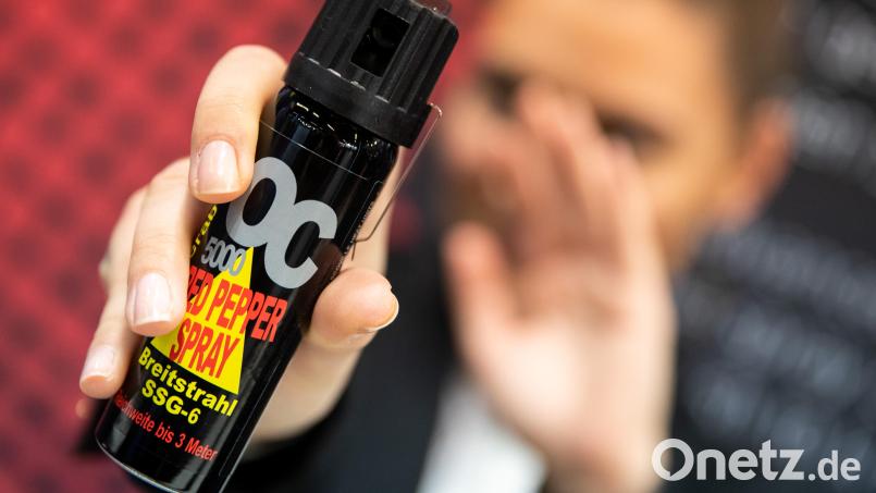 So sehen die &quot;Pfeffersprays&quot; aus, die man ab 14 Jahren frei kaufen kann: Die Flaschen haben entsprechende Aufschriften. Symbolbild: Daniel Karmann/dpa