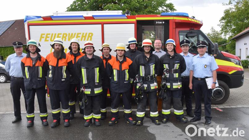 Eine fehlerfreie Leistung zeigt die Löschgruppe der Feuerwehr Mendorferbuch-Egelsheim. Dazu gratulieren das Schiedsrichterteam und Bürgermeister Florian Junkes. Bild: bö