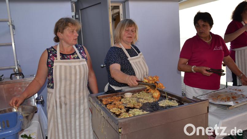 Beim Holunderfest werden die leckeren Kücheln frisch herausgebacken. Bild: gi
