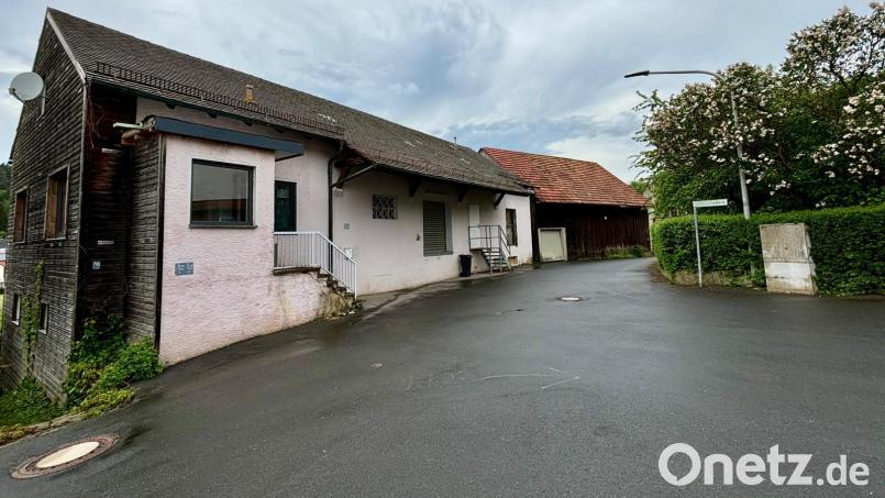 Erst Raiffeisen und dann Linn High Therm nutzten dieses Lagerhaus, das eine Friseurin umbauen möchte, um darin einen Salon einzurichten. Der Stadel im Hintergrund soll Parkplätzen weichen. Bild: lei