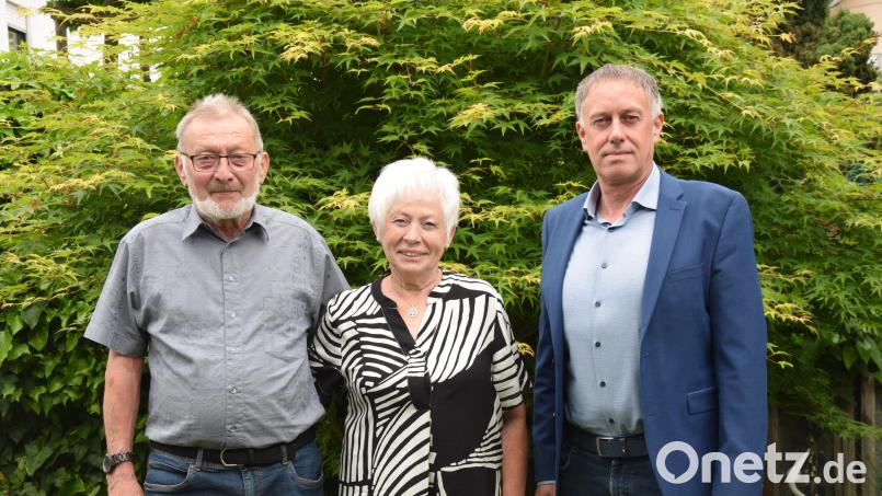 Goldene Hochzeit feiern Anneliese und Günther Bauer. Dazu gratuliert auch Zweiter Bürgermeister Mathias Huger (rechts). Bild: bö