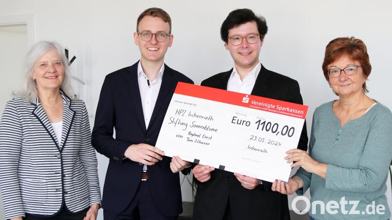 Organist Tom Zilbauer (Zweiter von links) und Bariton Raphael Ernst (Zweiter von rechts) überreichen an Brigitte Krause (rrechts), Geschäftsführerin der „Stiftung Sonnenblume“, und an Daisy Brenner (links), der stellvertretenden Aufsichtsratsvorsitzenden des Heilpädagogischen Zentrums (HPZ) Irchenrieth, den Spendenscheck über 1100 Euro. Bild: Stefan Landgraf