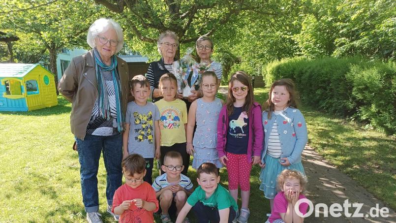 Die AKV-Spende gaben Rita Götz und Lydia Berner bei Kindergarten-Leiterin Sigrid Zylowski und einigen Kindern ab. Bild: Sigrid Zylowski/exb