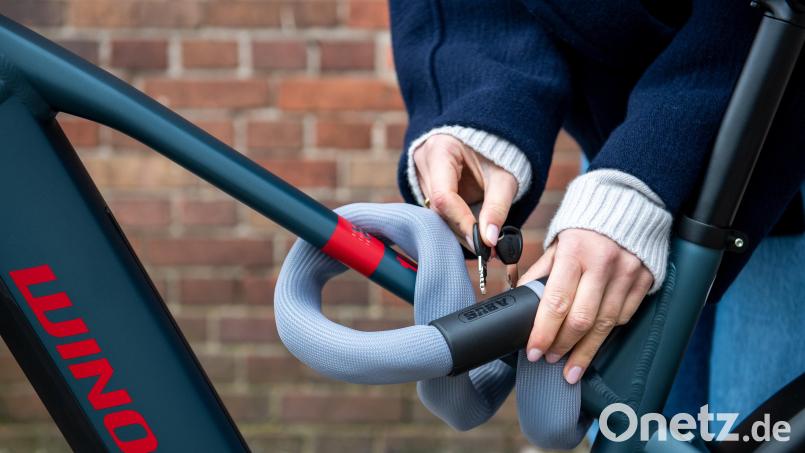 Ein Schloss allein reicht manchmal nicht. Zuletzt sind in der Oberpfalz viele E-Bikes gestohlen worden. Die Polizei geht von Serientätern aus. Symbolbild: Zacharie Scheurer/dpa