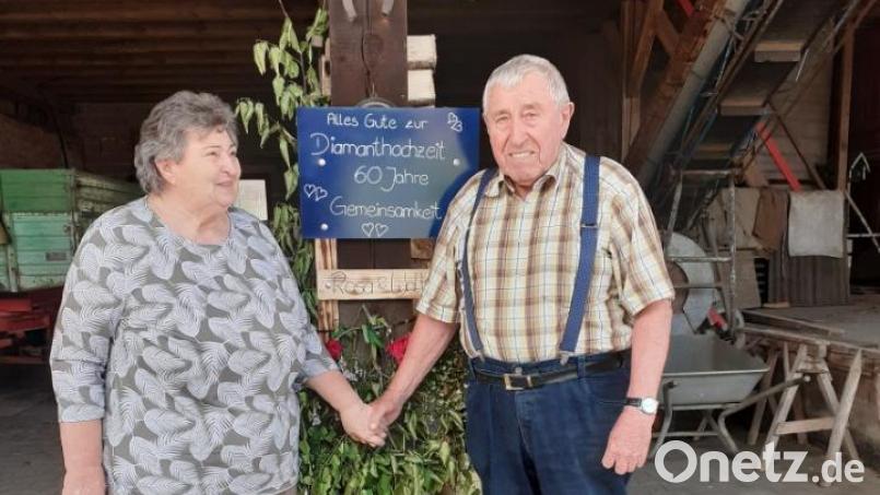 Rosa und Walter Janner gehen seit 60 Jahren miteinander durch dick und dünn. Sie erinnerten sich an ihre große traditionelle Bauernhochzeit vor 60 Jahren. Bild: Ingrid König/exb