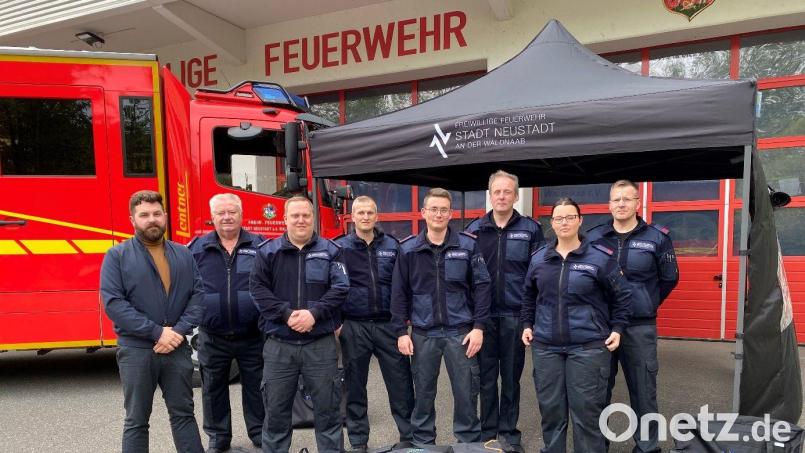 Der Vorstand der Feuerwehr Neustadt zusammen mit Bürgermeister Sebastian Giering (lLinks) bei der Übergabe der Pavillons. Bild: Feuerwehr Neustadt/WN/exb