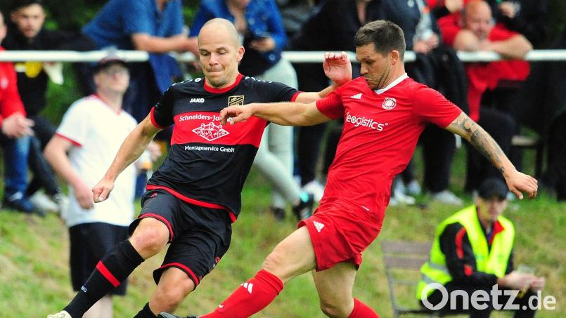 Der ASV Waldsassen (links Daniel Hösl) steht nach der 1:2-Niederlage gegen die SpVgg Wiesau (rechts Dominic Thoma) mit dem Rücken zur Wand. Dem ASV droht der Abstieg aus der Kreisliga. Bild: Schrems