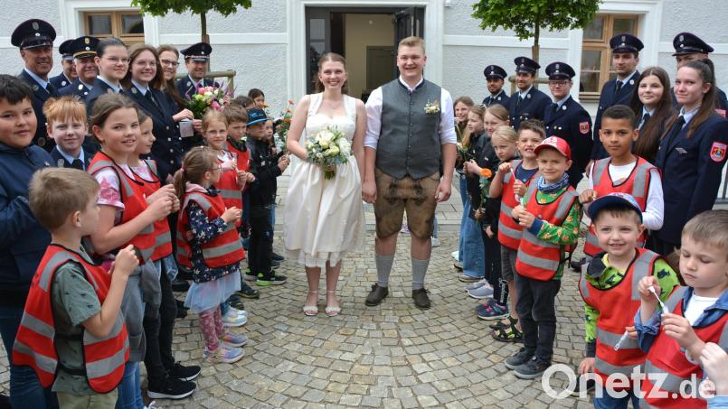 Lena Nemsow und Maximilian Schicker nach der Trauung beim Verlassen des alten Rathauses in Mitterteich: Es warteten im Ehrenspalier unter anderem zahlreiche Mitglieder der Feuerwehr Mitterteich. Bild: jr