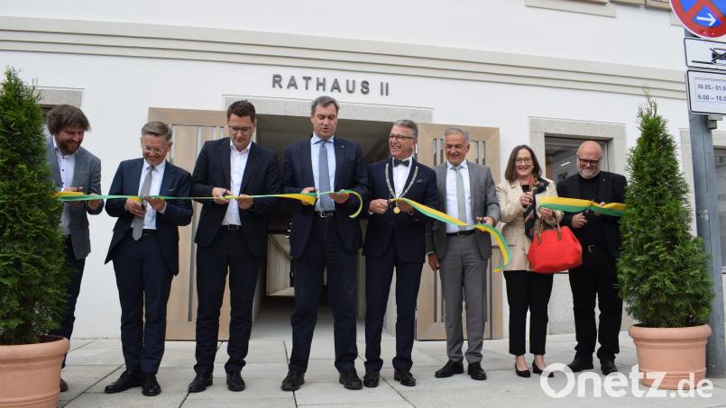 Eröffneten offizielle das Rathaus II: Projektleiter Torsten Will, MdL Tobias Reiß, MdEP Christian Doleschal, Ministerpräsident Markus Söder, Bürgermeister Franz Stahl, Landrat Roland Grillmeier, Regierungsvizepräsidentin Christiane Zürn und Architekt Peter Brückner. Bild: szl