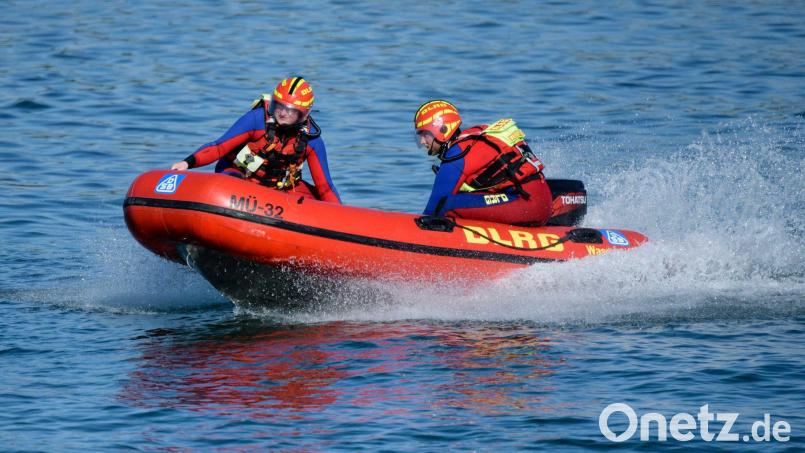 Wasserretter der Deutschen Lebens-Rettungs-Gesellschaft (DLRG) fahren in einem Schnellboot. Bild: Matthias Balk/dpa/Symbolbild