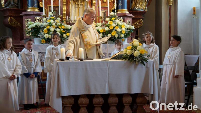 Sechs Kinder erleben ihre feierliche Erstkommunion in der Johannes- Kirche in Oberbibrach. 
Von Pater Adrian empfingen sie zum ersten Mal die Hostie, was nach der Taufe das zweite Einführungssakrament darstellt. Bild: edo