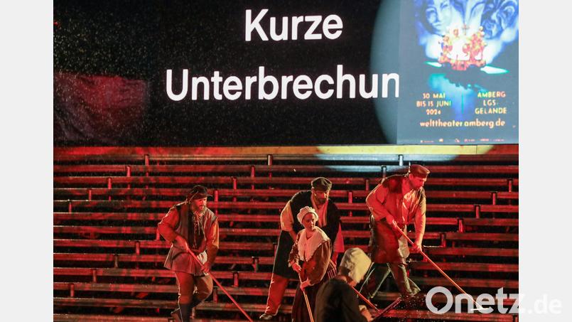 Premiere des Amberger Welttheaters auf dem LGS-Gelände beim Wasserrad. Bild: Wolfgang Steinbacher