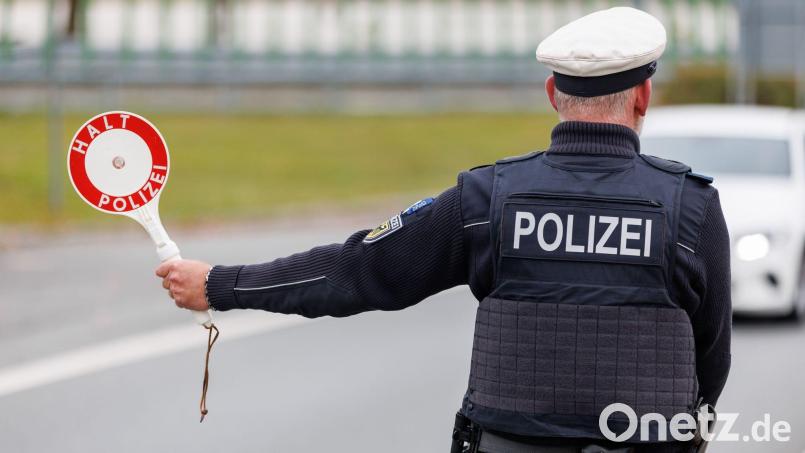 Beamte kontrollierten in Waldsassen eine 26-Jährigen. Gegen ihn lag ein Haftbefehl vor. Symbolbild: Daniel Karmann/dpa