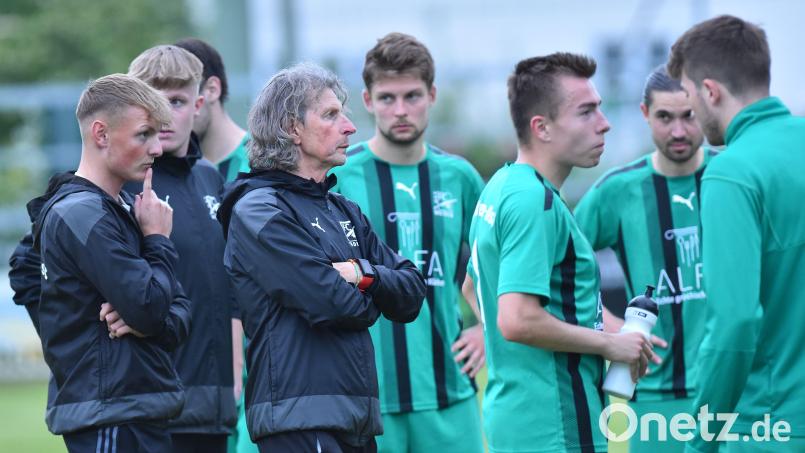 Nach der 1:3-Niederlage in Parsberg schauten die Spieler des FC Weiden-Ost betreten drein. Trainer Josef Dütsch (Fünfter von rechts) glaubt, dass seine Mannschaft im Rückspiel beherzter und mutiger auftreten wird Bild: A. Schwarzmeier