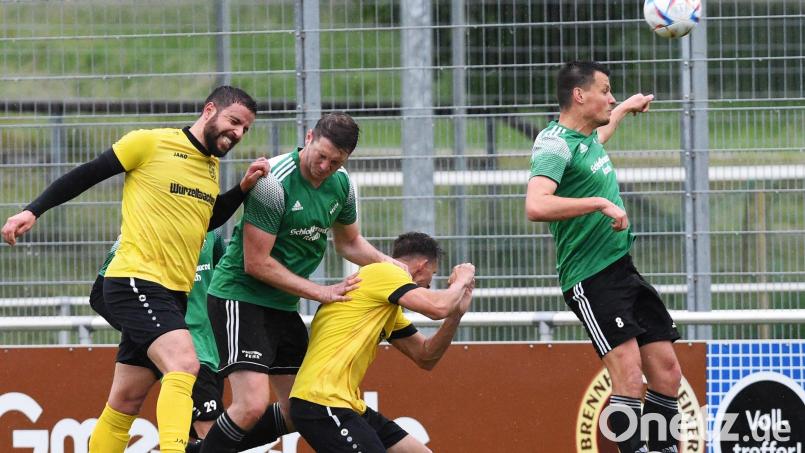 Einen Kampf auf Biegen und Brechen lieferten sich der TSV Reuth und die SG Seugast/Schlicht II am Freitagabend in Pirk. Bild: Büttner