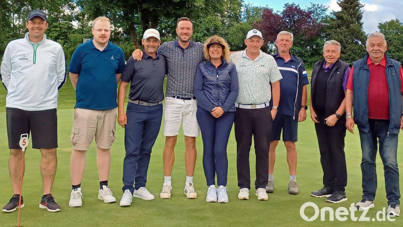Nur Gewinner hat es am Wochenende beim Golf-Turnier des GLC Schmidmühlen zugunsten der Deutschen Krebshilfe gegeben. GLC- Spielleiter Reinhold Scharl (r.) gratulierte den erfolgreichen Spielerinnen und Spielern. Bild: lst/exb