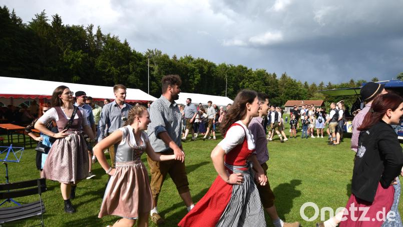 Warmlaufen auf dem Sportplatz: Beim Kirchweihauftakt des SV Illschwang absolvierten die 20 Kirwapaare ihren ersten öffentlichen Auftritt. Bild: no