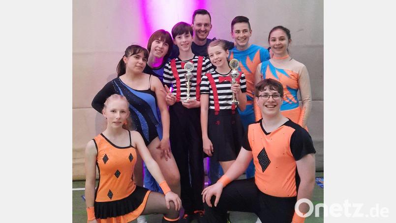 Die Tänzer der Chilli Rockers (von links): Melina Steindl, Theresa Honig, Maxim Taach, Philipp Taach, Trainer Dominik Stubenvoll, Linda Dotzler, Timo Stubenvoll, Malena Beck und Thomas Hottner. Bild: Stubenvoll