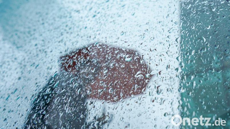 Ein Passant mit Regenschirm. Bild: Marcus Brandt/dpa/Symbolbild