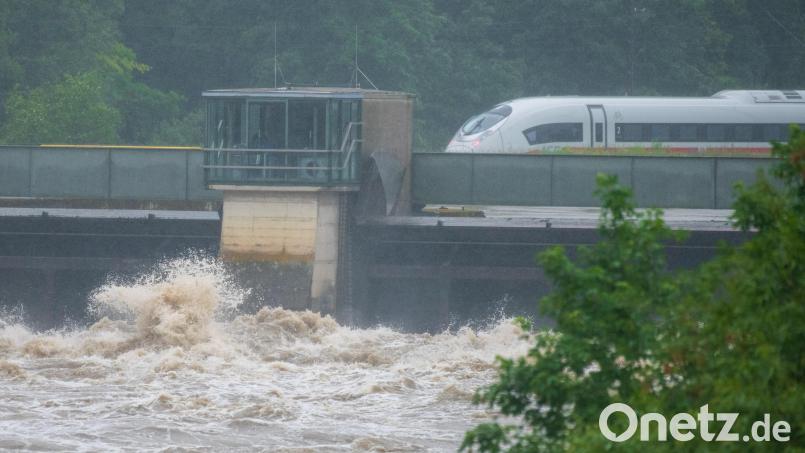 Ein ICE fährt an einer Schleuse an der Donau vorbei, aus der das Wasser sprudelt. Nach den ergiebigen Regenfällen der letzten Tage wird Hochwasser erwartet. +++ dpa-Bildfunk +++ Symbolbild: Stefan Puchner /dpa