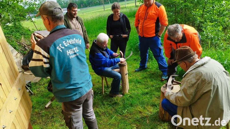 Der Mähkurs beinhaltete auch das &quot;Dengeln&quot;, das Schleifen der Sense und Sichel. Bild:  Irene Kraus/exb