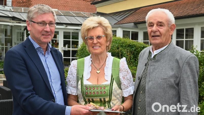 Diamantene Hochzeit im Hause Belmer: Bürgermeister Franz Badura (links) gratuliert Sieglinde und Erwin Belmer. Bild: gf