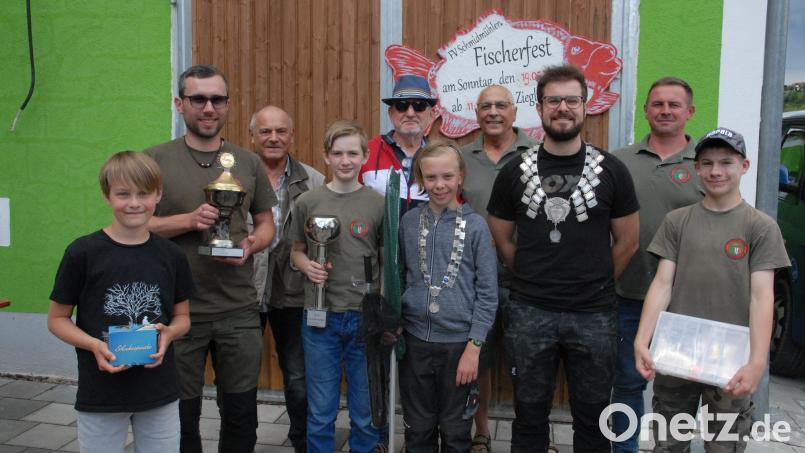Sie hatten das größte Anglerglück: Die Kette und damit auch die Königswürde tragen (von links) Toni Menzel und Tobias Andersch. Bild: pop