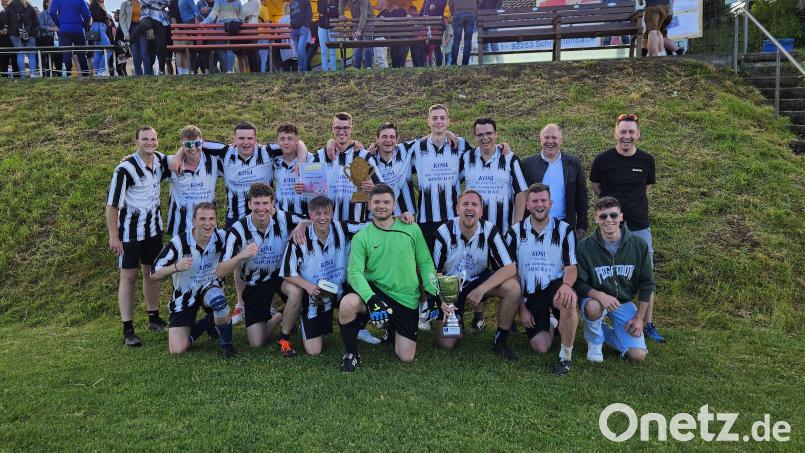 Das Team „Cubana Lovers“ gewinnt den Kleinfeld-Cup 2024 in Schnaittenbach. Mit dabei sind Günther Schatz (hinten rechts) und Schirmherr Bürgermeister Marcus Eichenmüller (daneben). Bild: Tanja Schatz