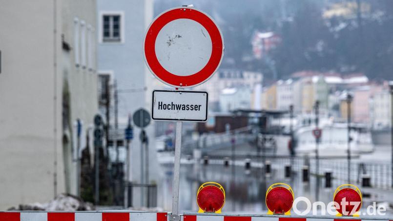 Eine vom Hochwasser der Donau Überschwemmte Straße ist gesperrt. Bild: Armin Weigel/dpa