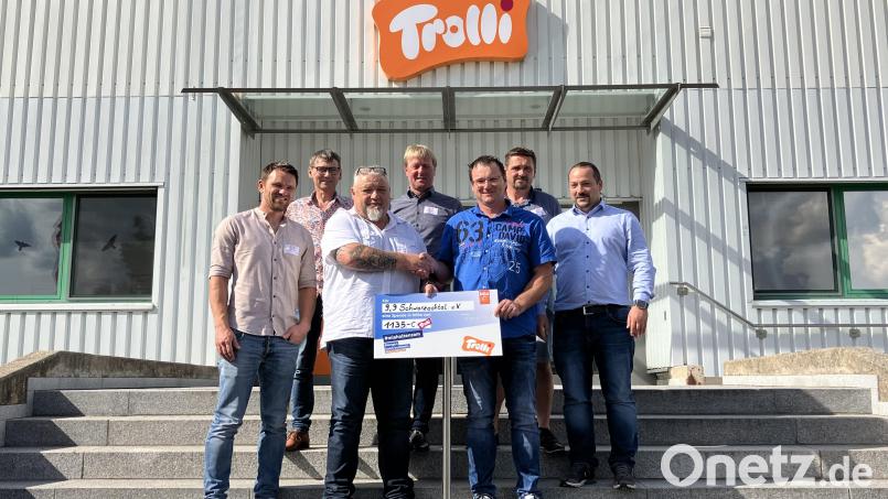 Der Fruchtgummi-Hersteller „Trolli“ spendet für Zwecke des Vereins „9.9 Schwarzachtal“. Bild: Matthias Trummet/exb