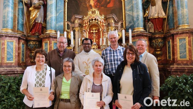 Zusammen mit Pater Robin stellten sich der verabschiedete Hans Ludwig Adam (hinten links) und die Kommunionhelfer zu einem Erinnerungsbild auf. Von rechts (hinten) Werner Prechtl und Karl Trummer, (vorne) Sabine Graf, Martina Apfelbacher, Cäcilia Dotzler und Christa Münster. Bild: ct