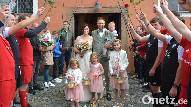Nina Haberzett-Oppl und Patrick Oppl (mit Sohn Konrad) beim Verlassen der Kreuzbergkirche. Begleitet wurden sie (von links) von Blumenmädchen Rosalie, Tochter Ida und Blumenmädchen Anna. Bild: jr