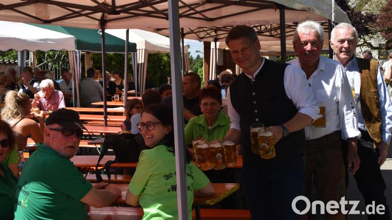 Benjamin Zeitler bedient fleißig mit beim CSU-Ortsteilfest in Tröglersricht. Bild: Bernhard Czichon