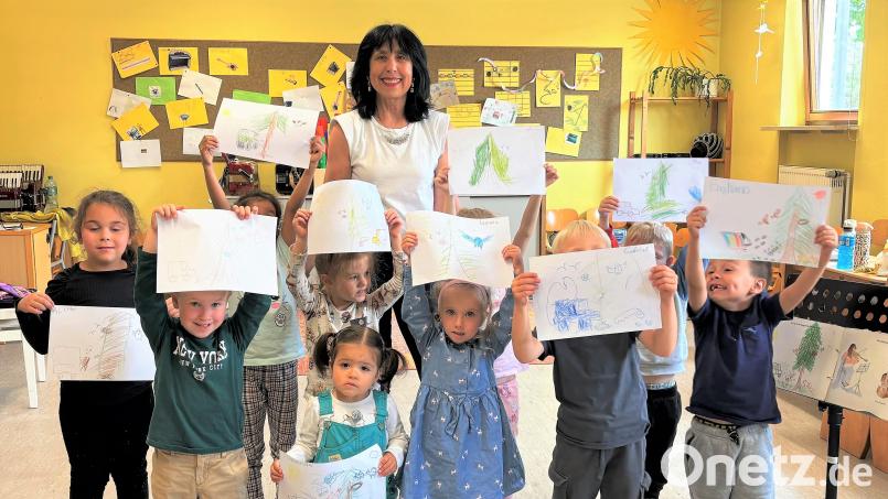 Erst musizierten sie, dann brachten die Kinder mit Hilfe von Lilia Gette die Geschichte zu Papier. Bild: rgr