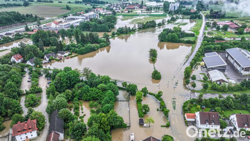 Luftbildaufnahmen zeigen die aus den Ufern getretene Ilm. Es ist zu erwarten, dass die Pegelstände weiter steigen werden. In Pfaffenhofen in Oberbayern ist ein Feuerwehrmann ums Leben gekommen. +++ dpa-Bildfunk +++ Symbolbild: Jason Tschepljakow