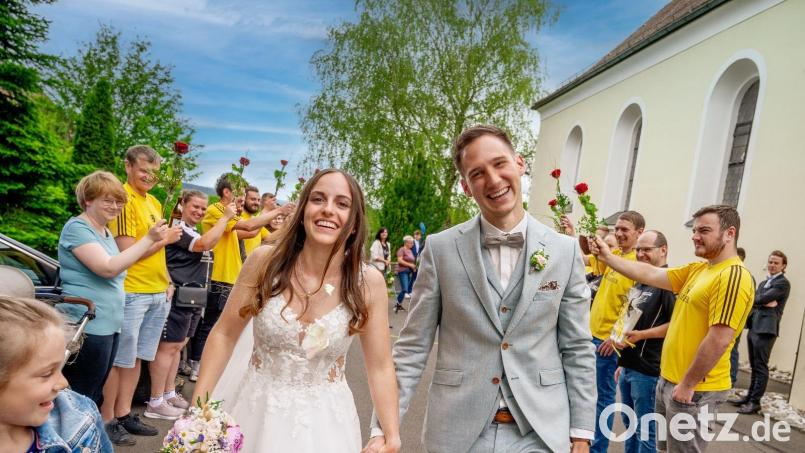 Verena und Christoph Wegmann haben in Pullenreuth &quot;Ja&quot; zueinander gesagt. Bild: exa