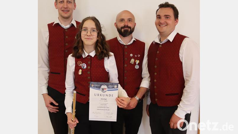 Zweiter Vorsitzender Manuel Kraus (von links), Anna Kopf, Dirigent Miroslav Zgrzendek, Erster Vorsitzender Sebastian Zapf Bild: mrr