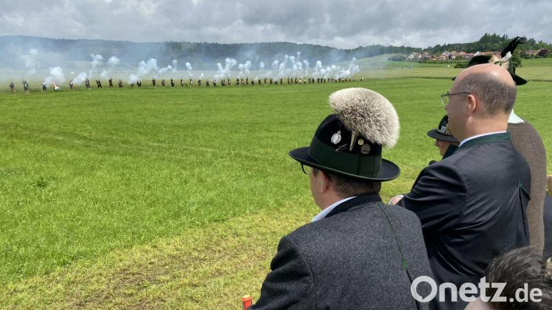 Die Befehle zum ersten Salut hatte der Minister selbst gegeben und auch am Schluß hörten die Schützen nochmals auf sein Kommando. Bild: aub