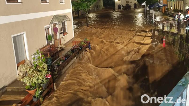 Erneut war der Markt Kastl betroffen. Elf Tage nach der bundesweit beachteten Sturzflut, stand der Marktplatz am Samstagabend ein weiteres Mal unter Wasser. Bild: Feuerwehr Kastl