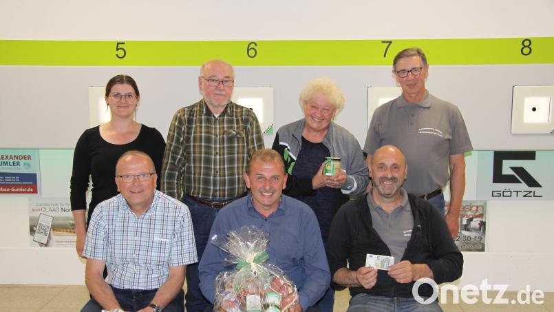 Die Rundenwettkampfleiter Elena Schraml und Reinhard Schwarz (stehend, von links) mit den erfolgreichen Schützen (sitzend, von links) Hubert Wildenauer, Volkmar Sirtl und Andreas Wittmann sowie Tatjana Mathes (Zweite von rechts) und Gaukönig Manfred Kraus (rechts). Bild: Michael Gerschau/exb